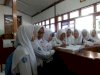DALAM RANGKA MENGISI LIBURAN, SISWA KELAS XI SMK MUH. 2 KLATEN KUNJUNGI PERPUSDA KAB. KLATEN