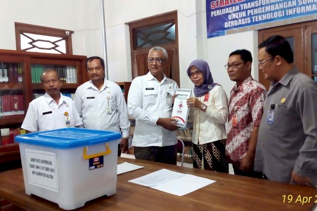 KPU Menyerahkan Arsip Pemilu