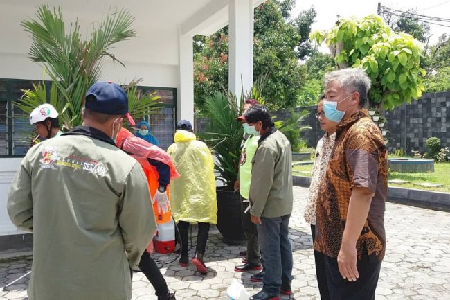 Penyemprotan Disinfektan Untuk Menangkal Virus