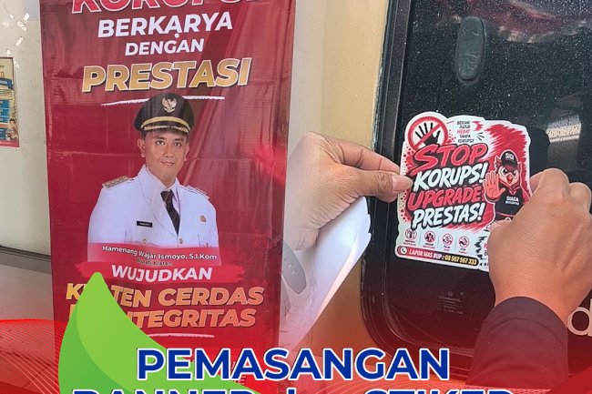 Pemasangan Banner dan Stiker Anti Korupsi